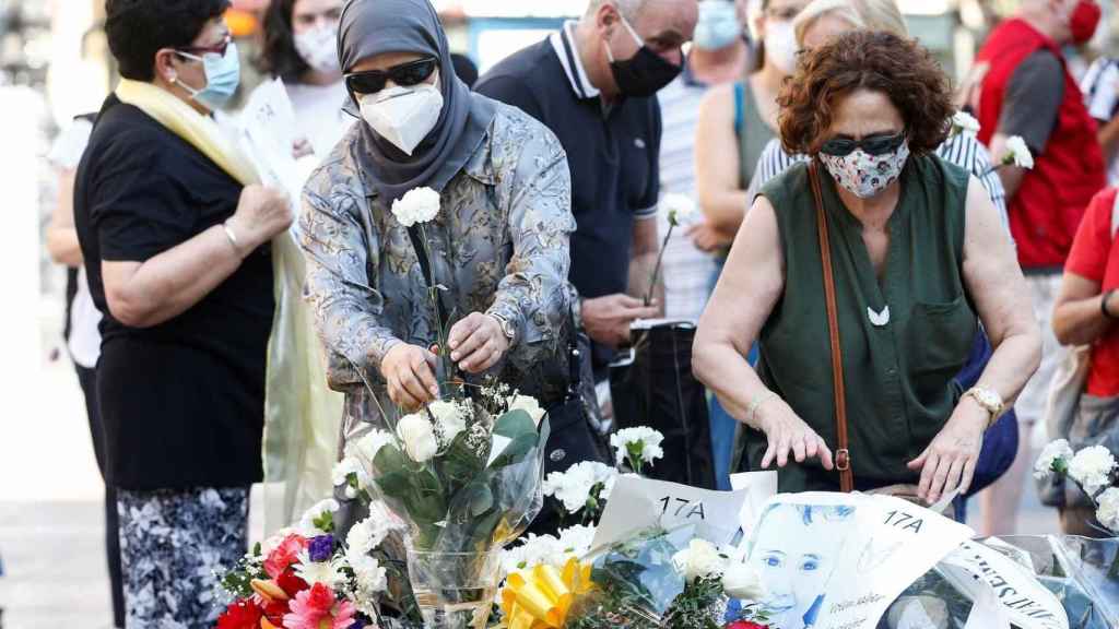 Familiares de las víctimas del 17A en la ofrenda floral de Las Ramblas de Barcelona / EFE