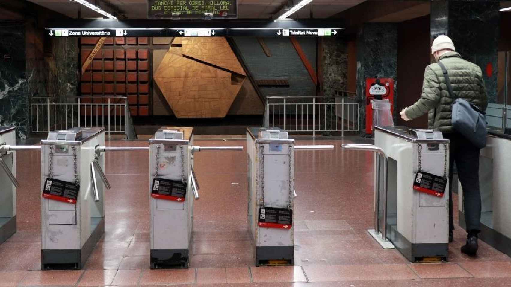 Un usuario accede al metro de TMB / HUGO FERNÁNDEZ