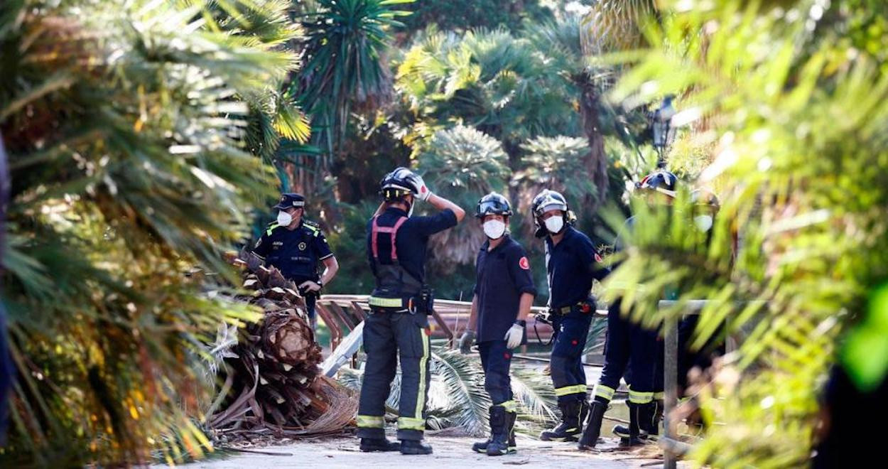 Bomberos, el martes pasado, en el parque de la Ciutadella / EFE