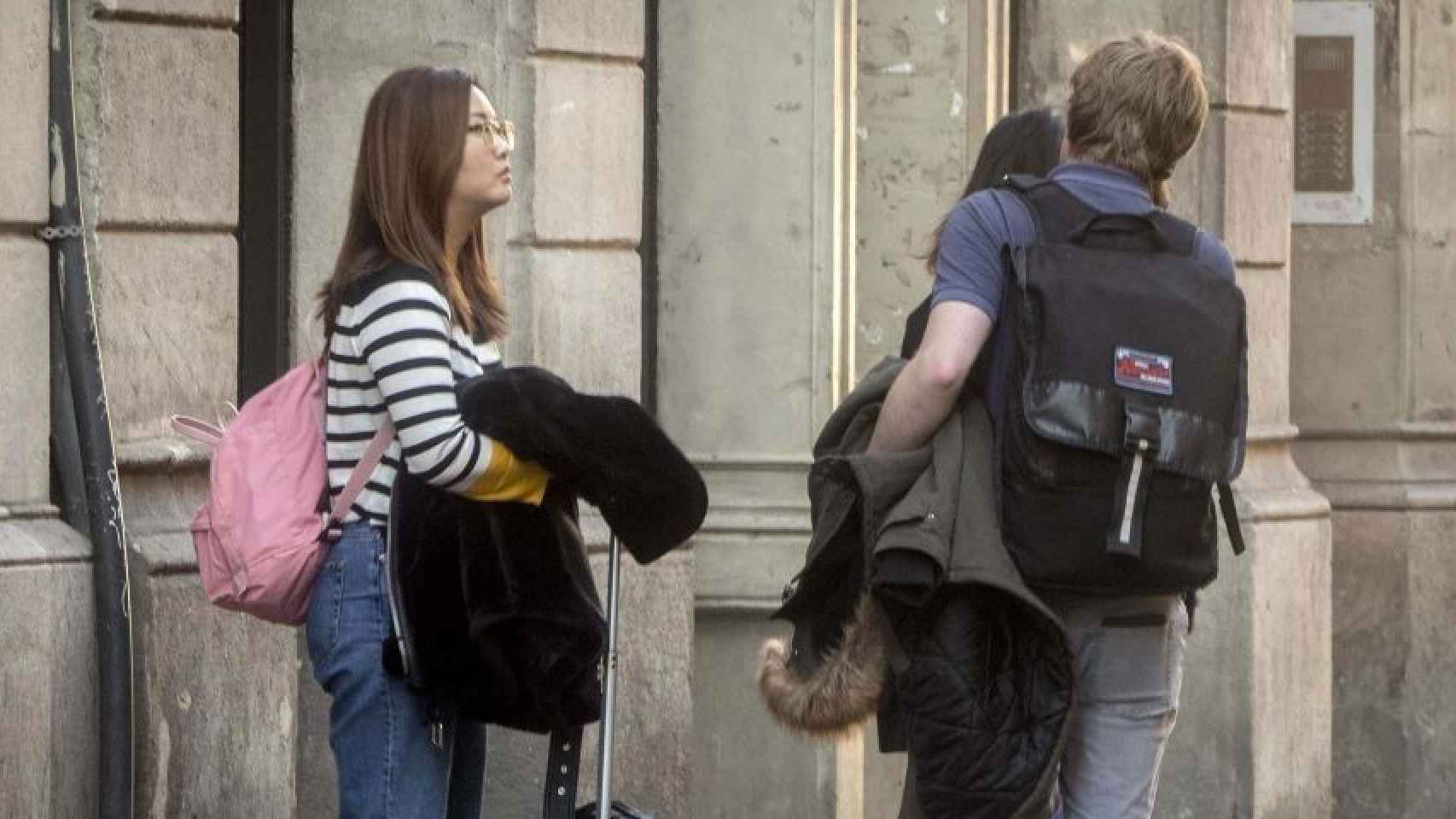 Visitantes llegando a pisos turísticos en Barcelona / HUGO FERNÁNDEZ