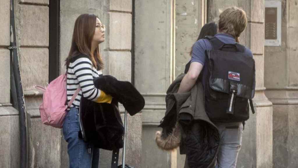 Visitantes llegando a pisos turísticos en Barcelona / HUGO FERNÁNDEZ