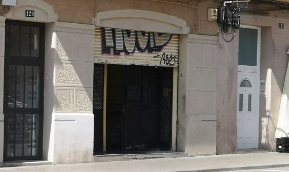 Los vecinos denuncian que unos ladrones okupan este antiguo bar en la Rambla de Badal