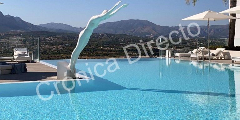 La piscina con vistas a la montaña de la exclusiva clínica en la que Jorge Javier Vázquez pasa su agosto / CG