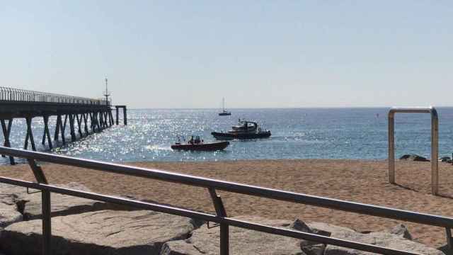 La Guardia Civil investiga un posible artefacto explosivo hallado en la playa de Badalona que ha resultado ser fragmentos de hormigón / Emergències Badalona