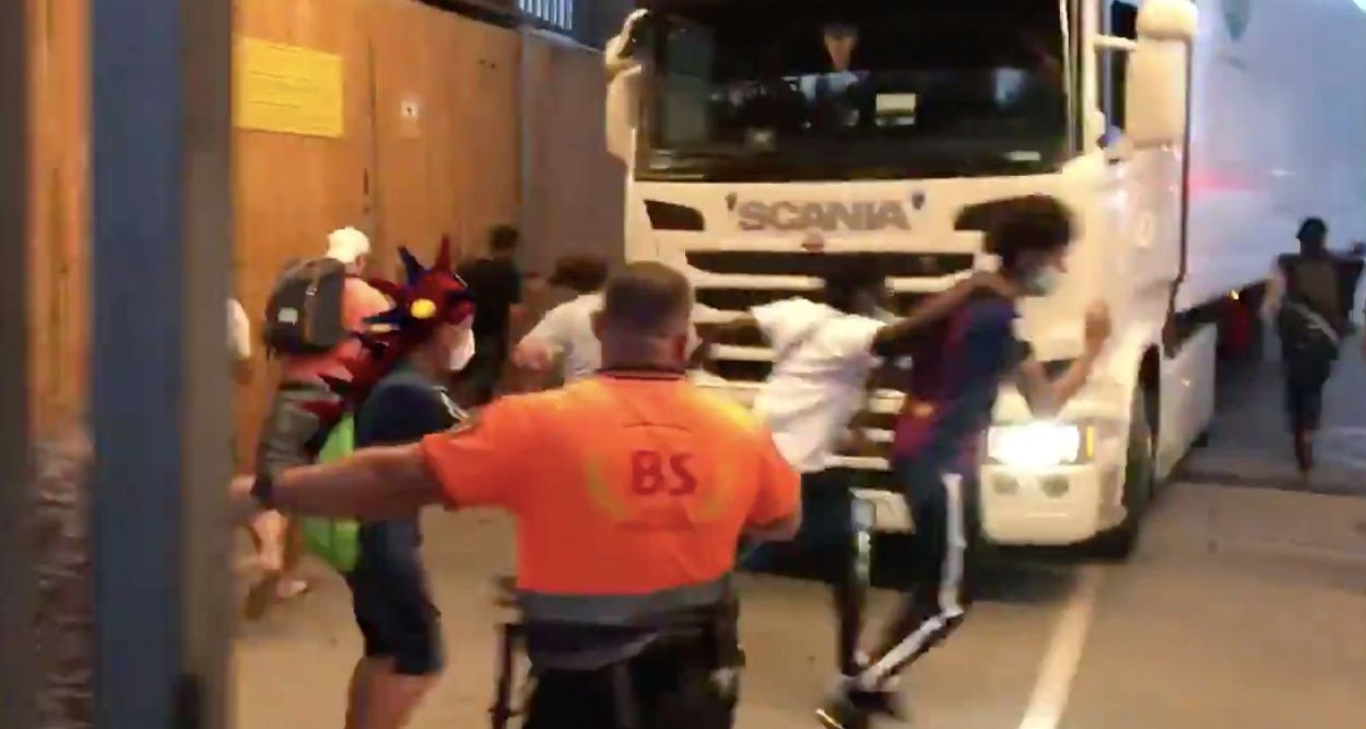 Aficionados acceden al Camp Nou / DAVID IBÁÑEZ