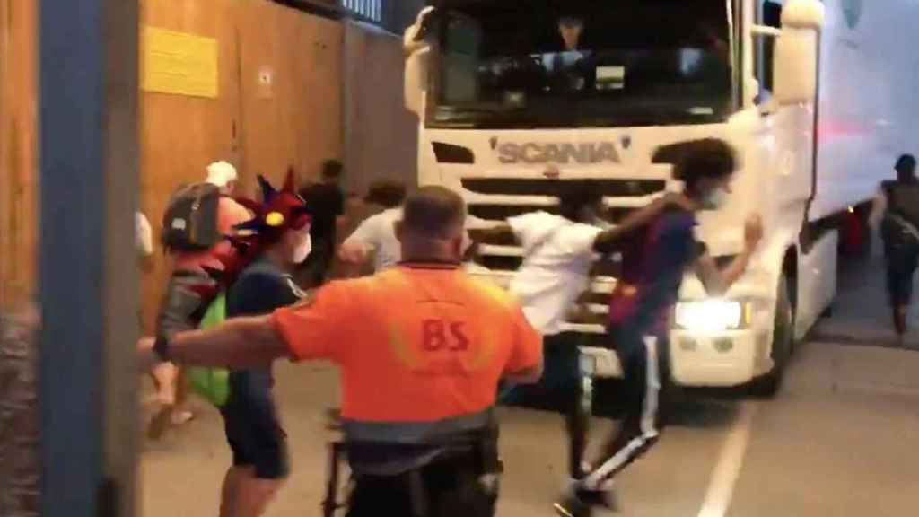 Aficionados acceden al Camp Nou / DAVID IBÁÑEZ