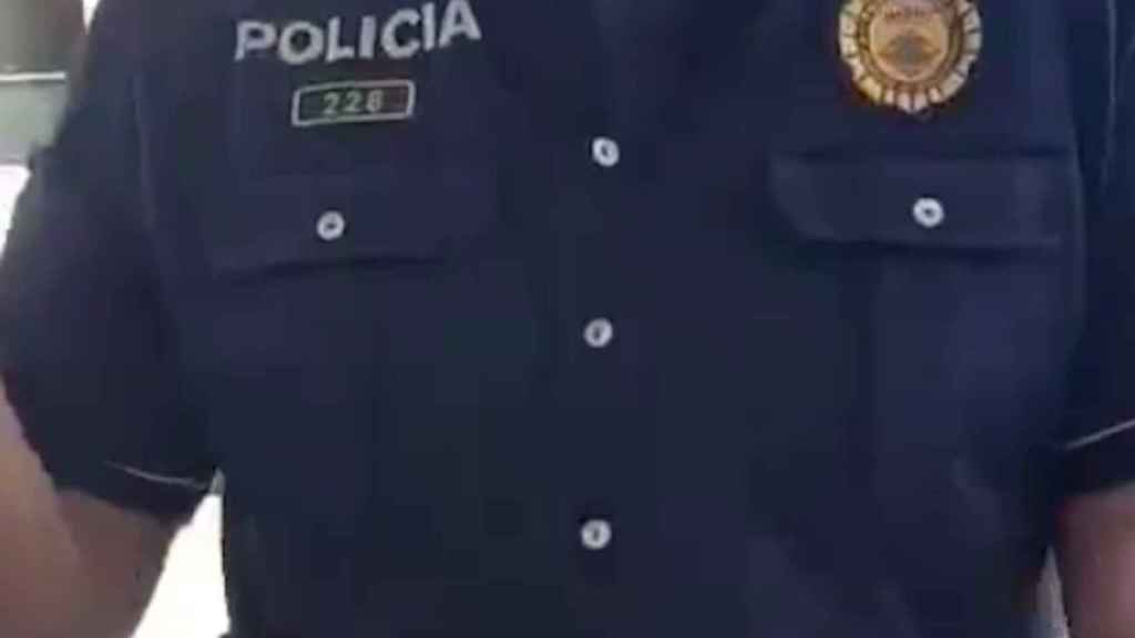 Imagen del vídeo del agente con el vecino 'antimascarillas' / TWITTER