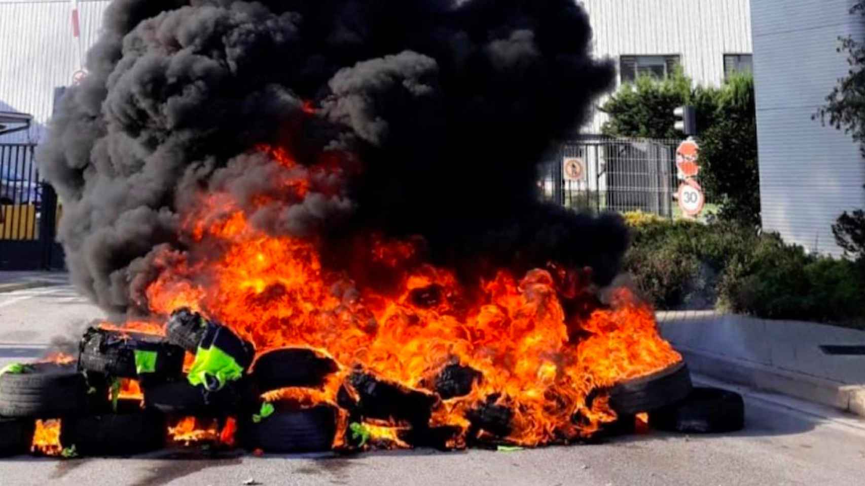 Protesta de trabajadores de Acciona en la sede de Nissan de la Zona Franca / UGT FICA