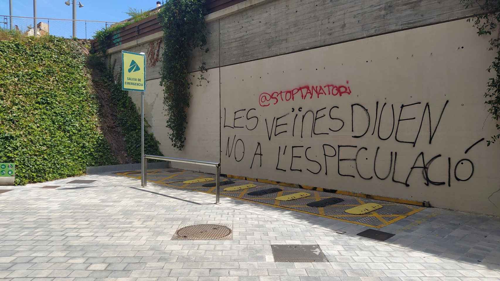 Pintada de protesta en Sants contra el polémico tanatorio / TWITTER - @SinCens88380661