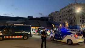 Agentes de Mossos, Guardia Urbana y Policía Nacional durante el macrooperativo policial contra la multirreincidencia en la Barceloneta / METRÓPOLI ABIERTA