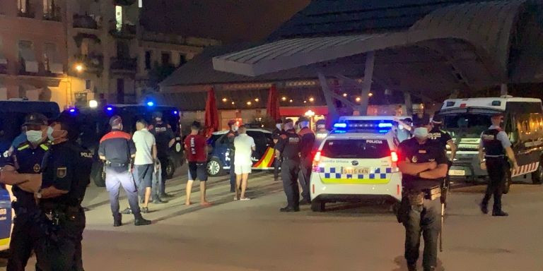 Agentes identificando a los sospechosos durante el macrooperativo policial contra la multirreincidencia en la Barceloneta / METRÓPOLI ABIERTA