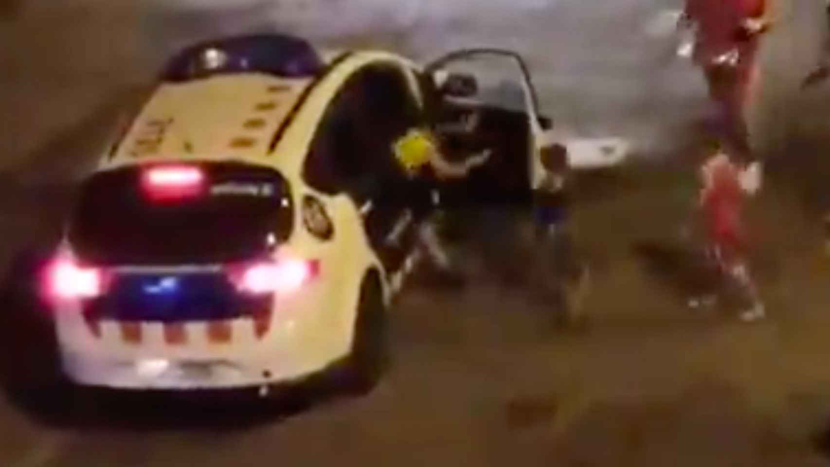 Polémica tras la aparición de unas imágenes en las que un agente de los Mossos pasea a menores en un coche patrulla / TWITTER