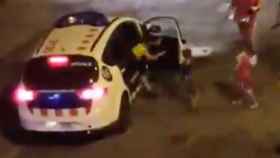 Polémica tras la aparición de unas imágenes en las que un agente de los Mossos pasea a menores en un coche patrulla / TWITTER