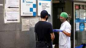 Un vecino del Besòs, este agosto, junto al CAP del barrio durante el cribado masivo / EFE - QUIQUE GARCÍA