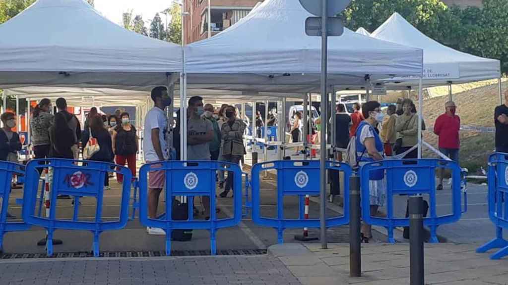 Colas de dos horas para hacerse el test PCR en Sant Boi