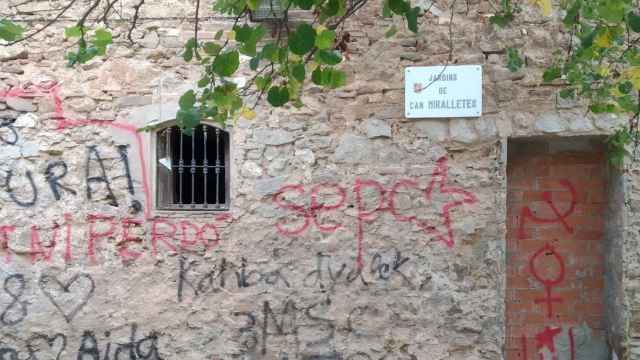 Grafitis en la masía de Can Miralletes, totalmente abandonada / JORDI SUBIRANA