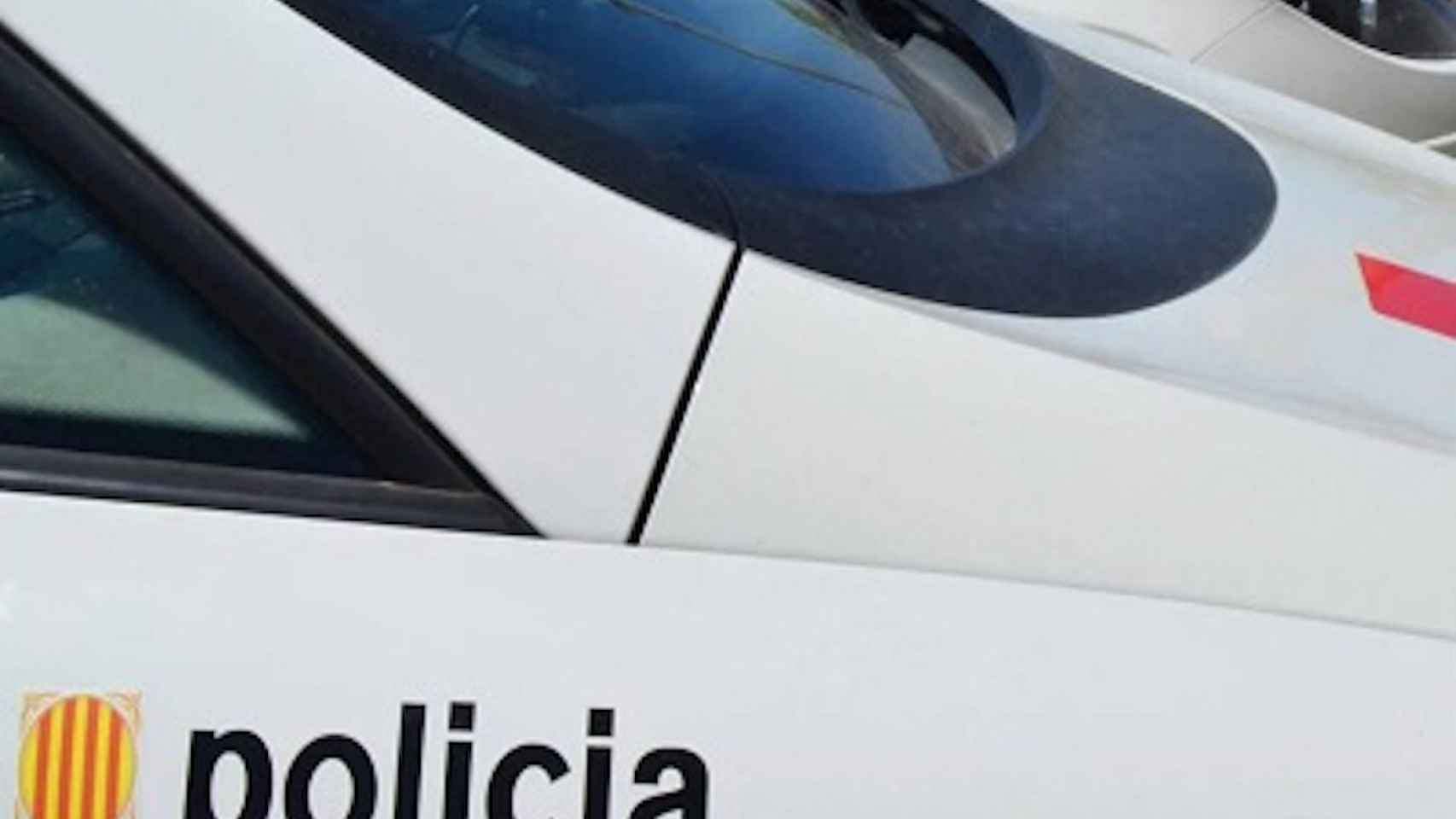 Un trabajador ha muerto al caer desde un techo. En la foto, un coche de los Mossos / Mossos d'Esquadra