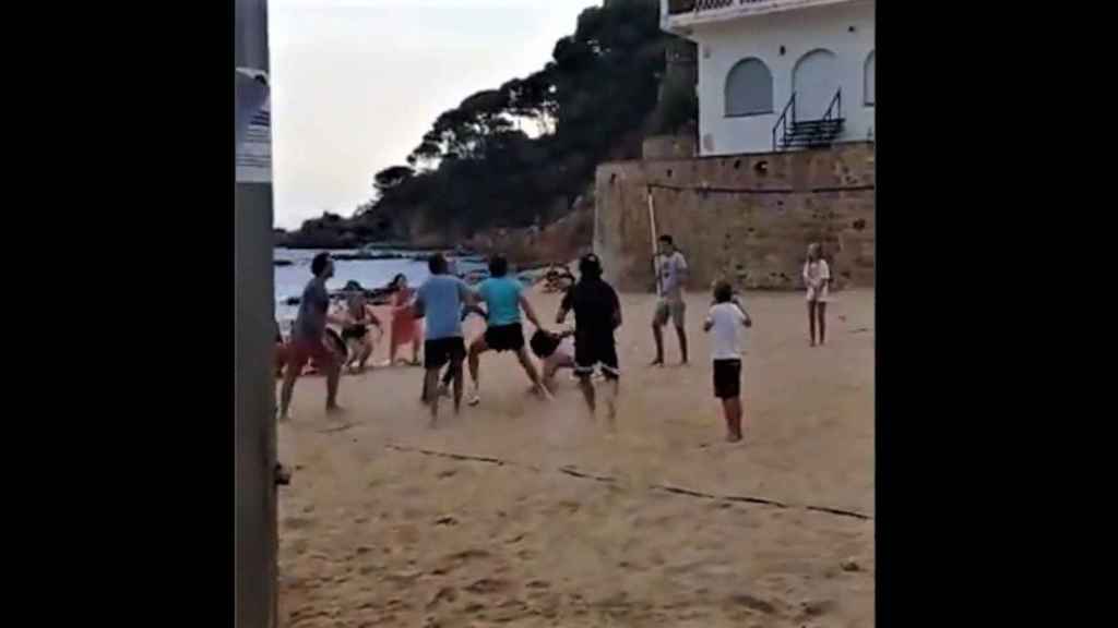 Momento en que el hijo de la propietaria propina un golpe con el casco de moto a un jugador de voley / Twitter