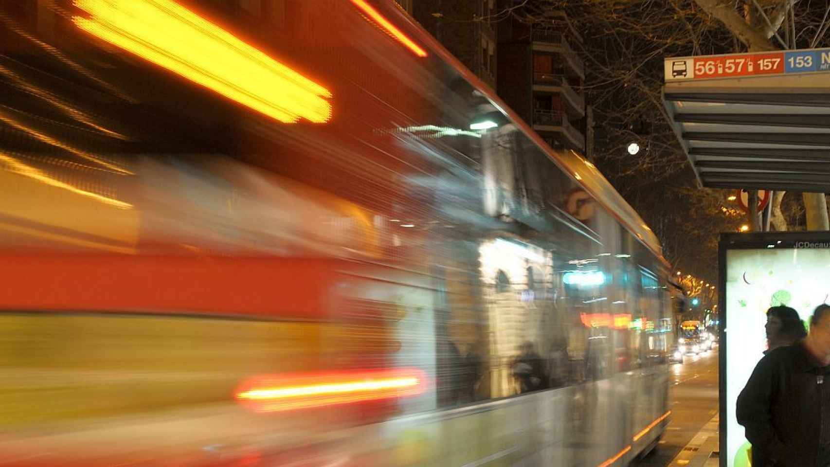 Un autobús de TMB en marcha en Barcelona / ATM