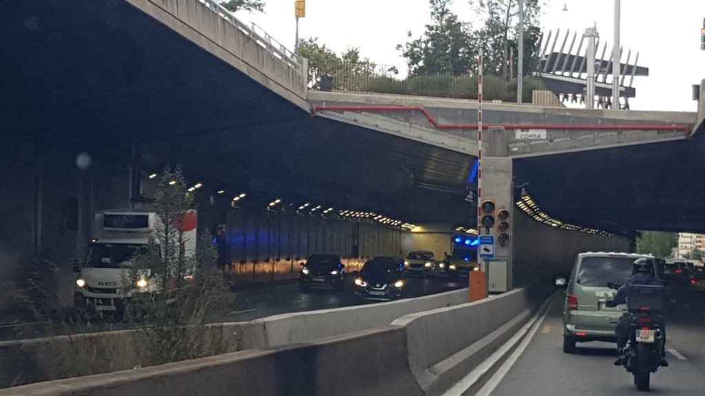 La ambulancia atiende a la motorista herida en el interior del túnel de la Ronda de Dalt / TWITTER vía @antiradarcatala