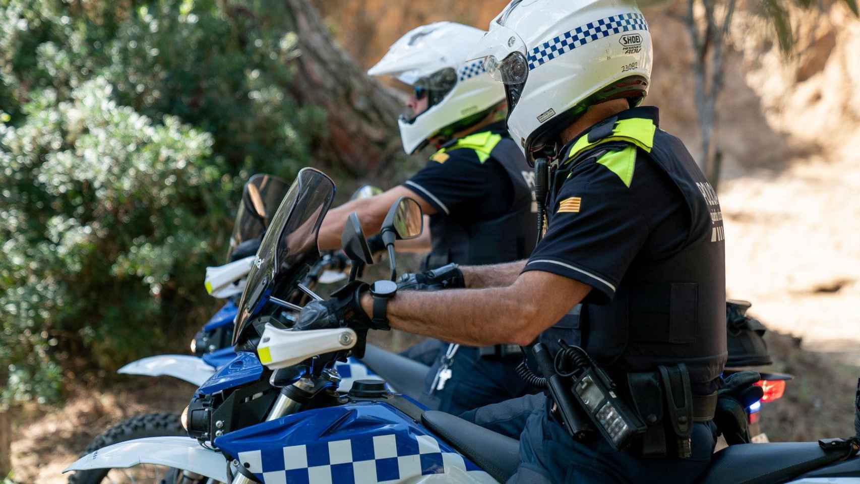 Dos agentes de la policía en moto