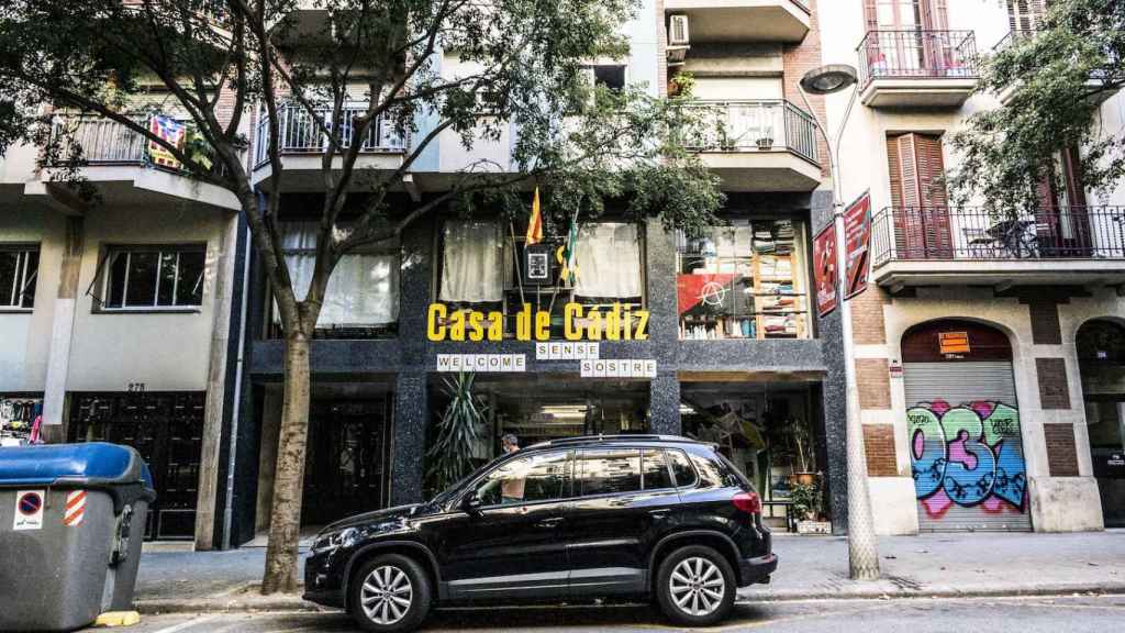 Fachada de la Casa de Cádiz, cuyos nuevos y antiguos residentes tienen varias denuncias / Sílvia Bosch