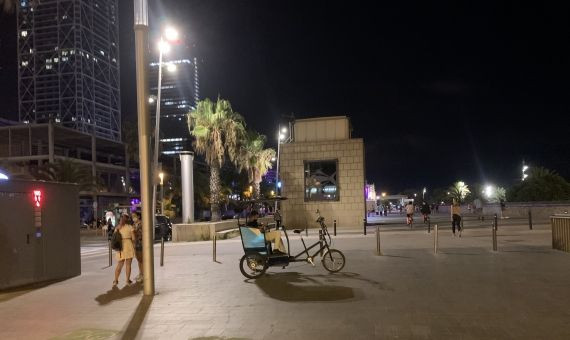 Un conductor esperando para captar clientes en el paseo marítimo de la Barceloneta / METRÓPOLI ABIERTA