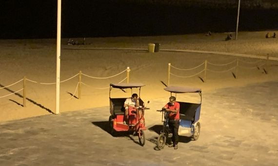 Dos conductores charlan en la playa de la Barceloneta / METRÓPOLI ABIERTA