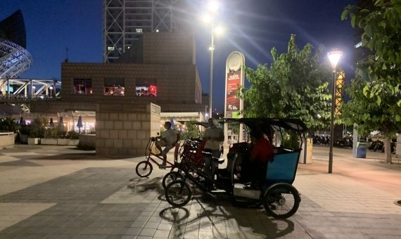 Conductores charlan en el Port Olímpic sin cumplir con la distancia de seguridad / METRÓPOLI ABIERTA