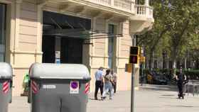 Semáforo torcido en la Gran Vía de Barcelona / MA