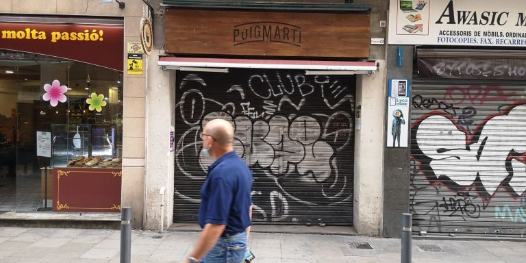 El bar de Camps cerrado, en el número 12 de la calle Puigmartí de Barcelona / G.A