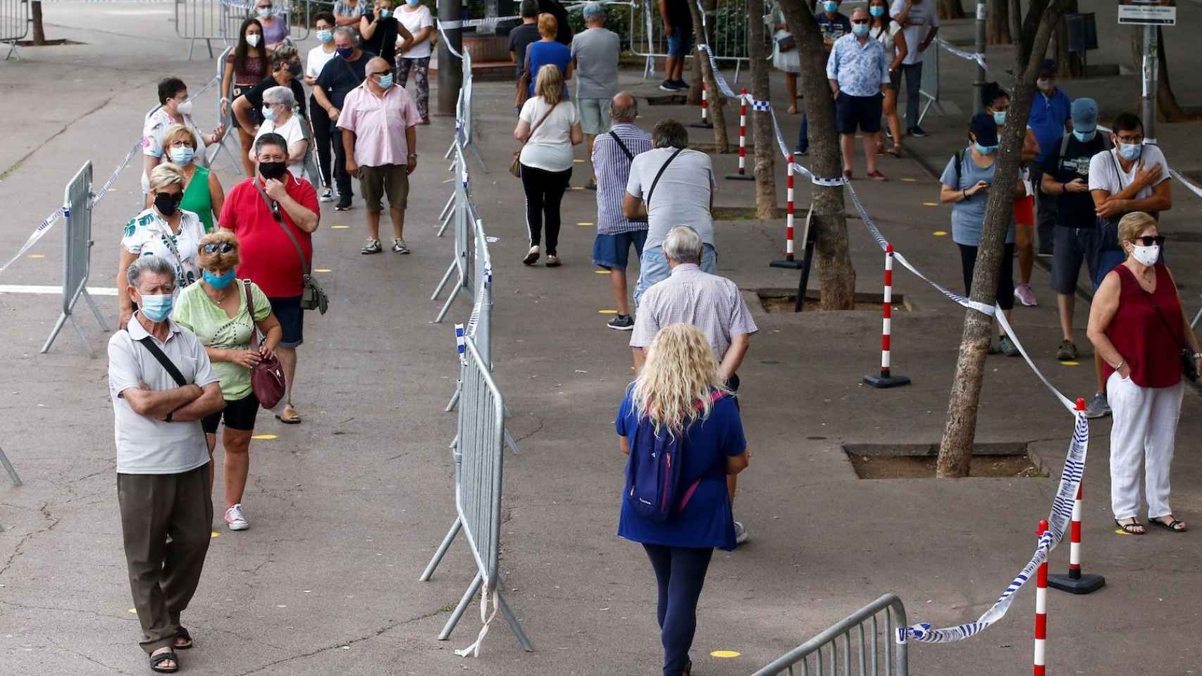 Largas colas para hacerse la PCR en Sant Boi / EFE