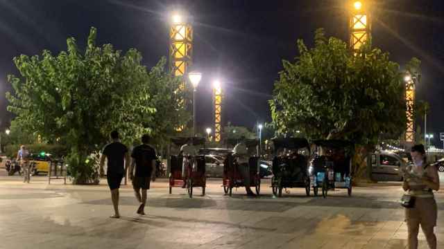 Un grupo de conductores de bicitaxis obstaculizan el paseo marítimo de Barcelona y charlan sin mascarilla y sin distancia de seguridad / METRÓPOLI ABIERTA