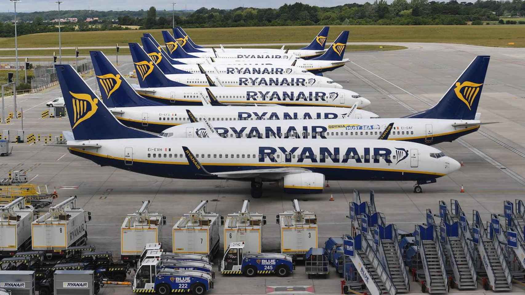 Una decena de aviones de Ryanair aparcados en un aeropuerto / EFE