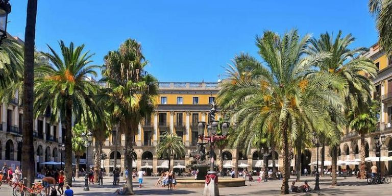 Foto de la plaza Reial de día / SHUTTERSTOCK