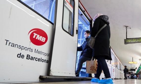 Usuarios entran a un convoy del metro / EFE