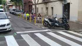 Una terraza en unas antiguas plazas de aparcamiento del Guinardó / JORDI SUBIRANA