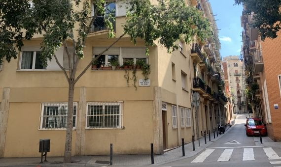 Bajo okupado por la mafia en la calle Mare de Déu del Remei del Poble-sec / METRÓPOLI ABIERTA