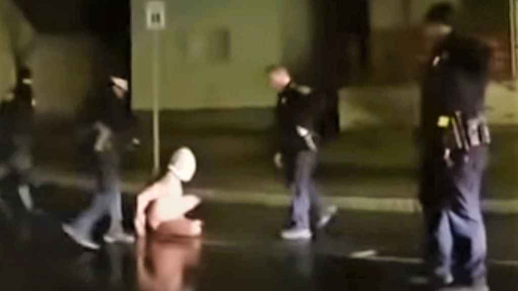 Captura del vídeo donde se observa a Proud con una bolsa en la cabeza antes de ser asfixiado por la policía