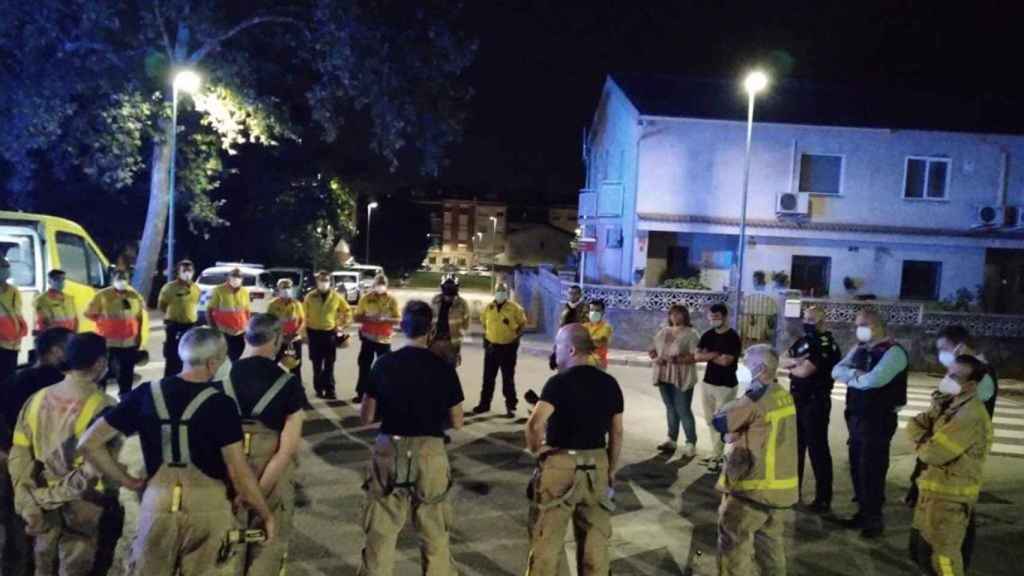 El SEM y los bomberos durante la operación en el incendio de Palau solità i Plegamans / AY. DE PALAU SOLITÀ I PLEGAMANS