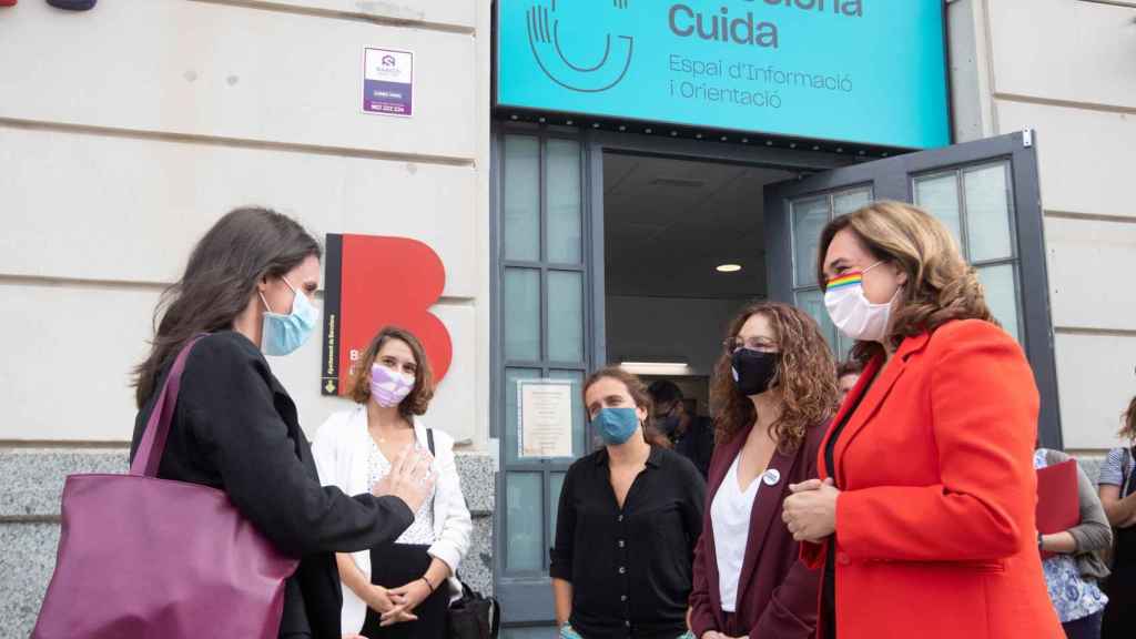 La Ministra de Igualdad, Irene Montero, con la alcaldesa de Barcelona, Ada Colau / EFE - Marta Pérez