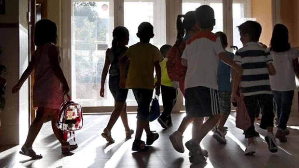 Una docena de niños en el interior de un colegio / EFE