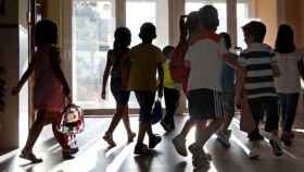 Una docena de niños en el interior de un colegio / EFE