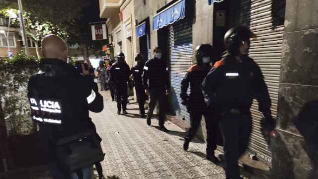 Redada de los Mossos d'Esquadra en el Eixample en una imagen de archivo / MOSSOS D'ESQUADRA