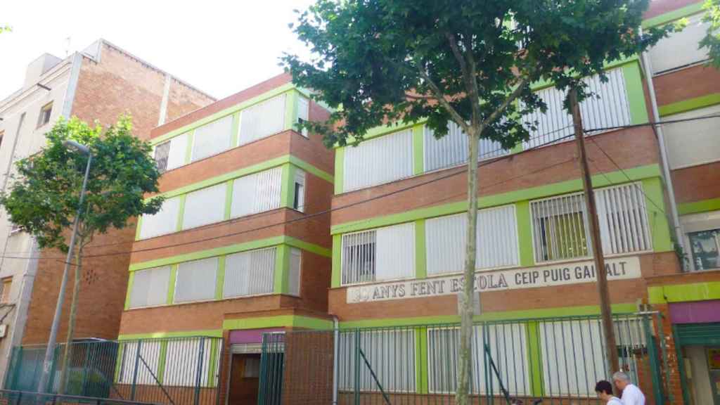 Fachada del colegio Puig i Gairlat de L'Hospitalet, que ha pedido auxilio tras un robo masivo de ordenadores portátiles / GOOGLE MAPS