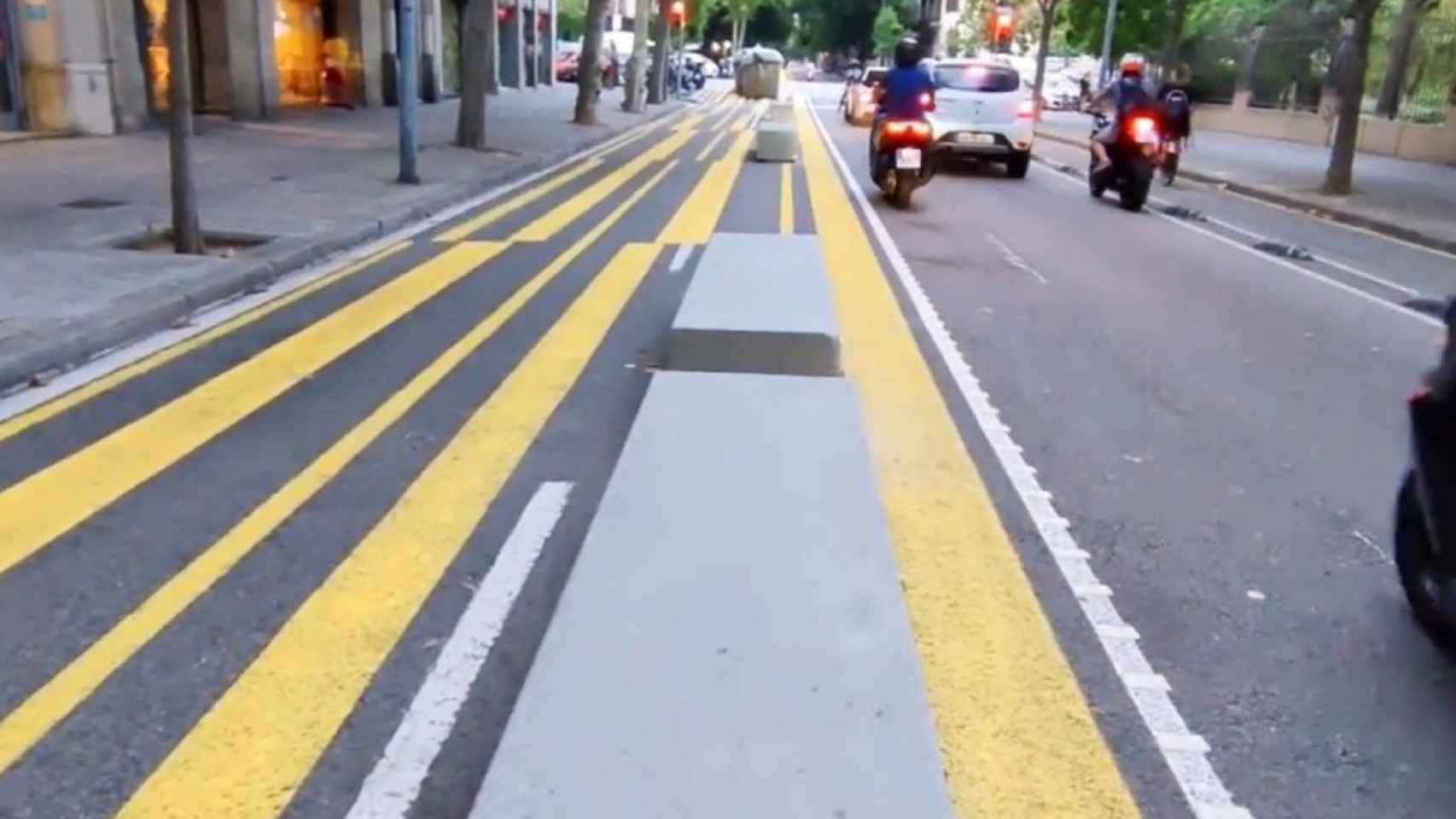 Bloques de hormigón en la calle Consell de Cent de Barcelona