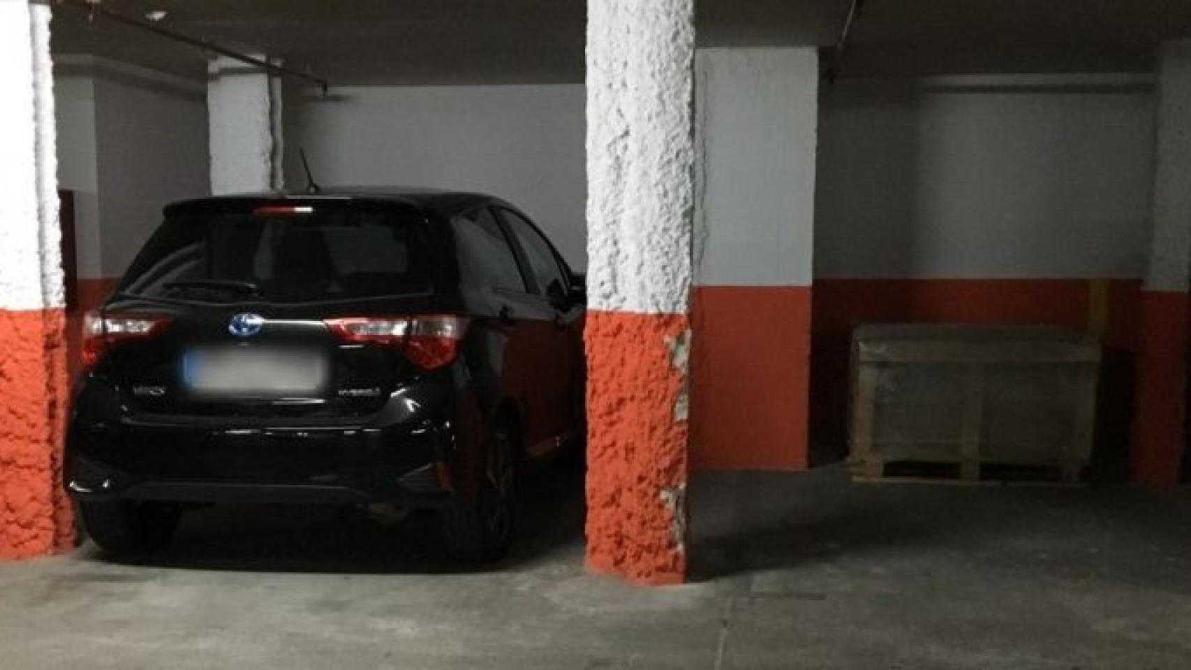 Turismo en el interior de un parking de Barcelona