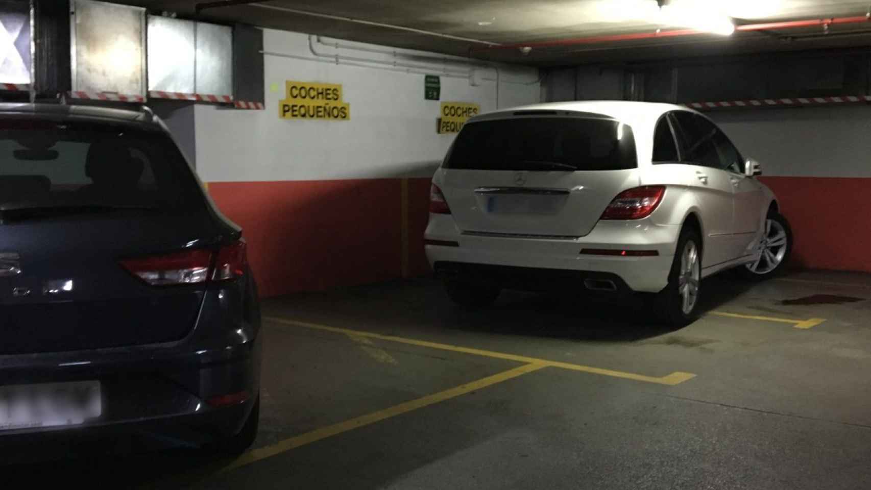 Vehículos estacionados en el Parking Calabria, uno de los parkings estrechos de Barcelona / METRÓPOLI ABIERTA