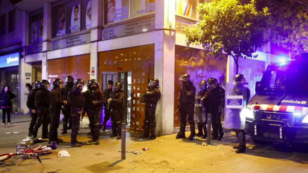 Exterior de una vivienda okupada plagada de agentes de los Mossos d'Esquadra