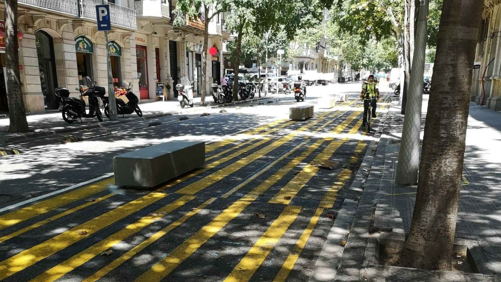 Dos bloques de hormigón en el Eixample / @pedrojuansanch1